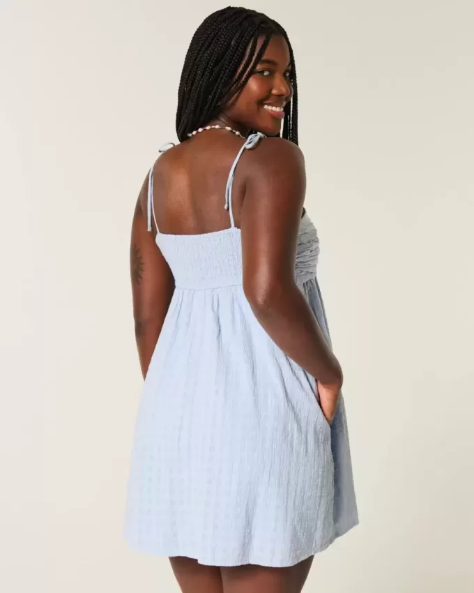 Babydoll-Minikleid mit Bindeträgern Babydoll-Minikleid mit Bindeträgern