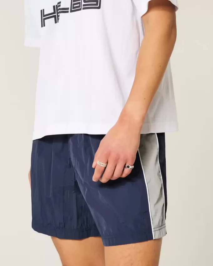 Baggy-Fußballshorts bis zur Mitte des Oberschenkels