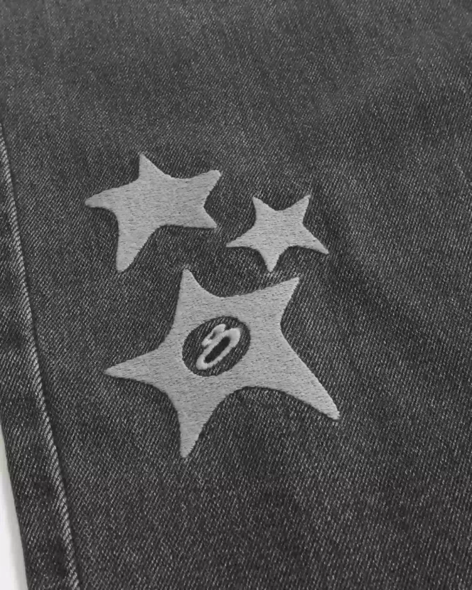 Baggy-Jeans in verwaschenem Schwarz mit Stern-Grafik