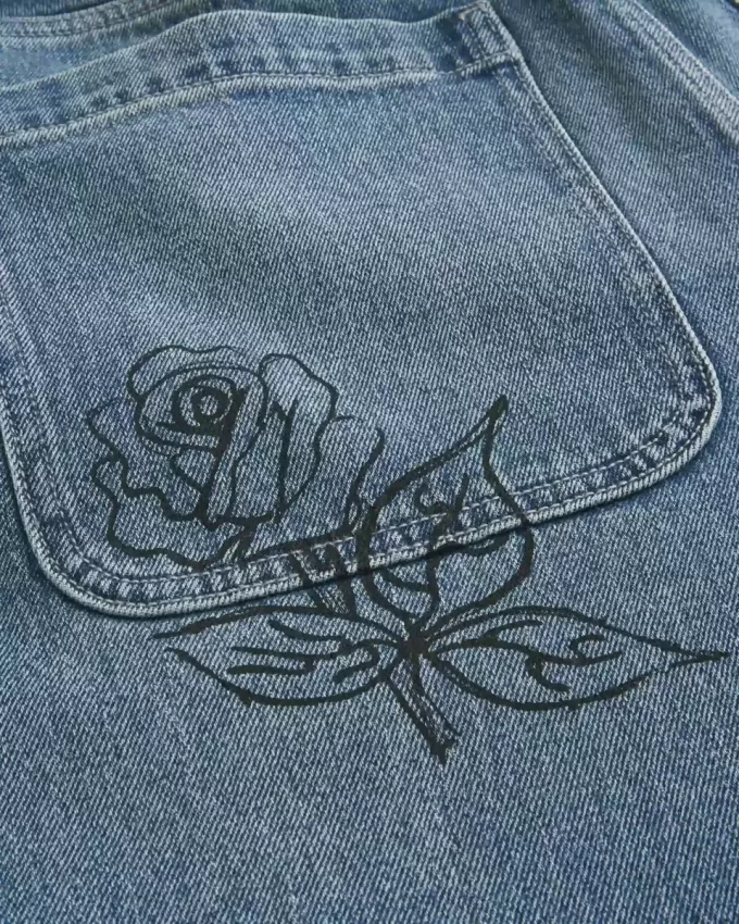 Baggy-Jeans mit Doodle-Muster in mittlerer Waschung