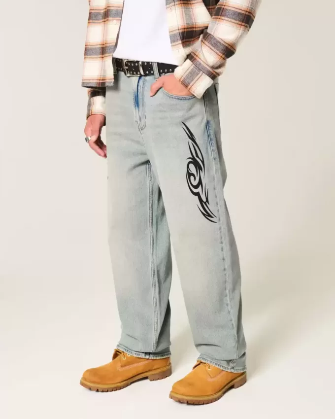 Baggy-Jeans mit Grafik in heller Waschung