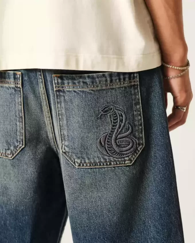 Baggy-Jeansshorts mit Schlangenmuster