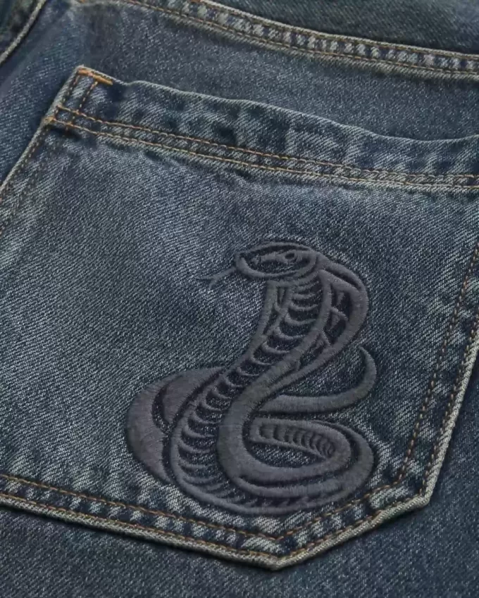 Baggy-Jeansshorts mit Schlangenmuster