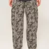 Baggy-Malerjeans im Camouflage-Design