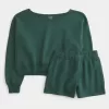 Bequemes Set aus schulterfreiem Sweatshirt und Fleece-Shorts Bequemes Set aus schulterfreiem Sweatshirt und Fleece-Shorts