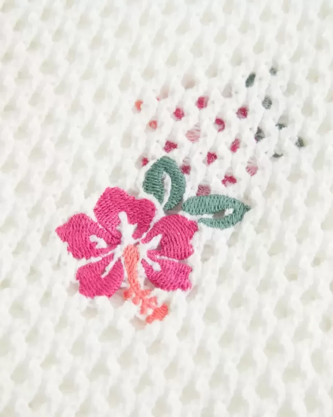 Überwurfkleid im Häkelstil mit Blumenstickerei Überwurfkleid im Häkelstil mit Blumenstickerei