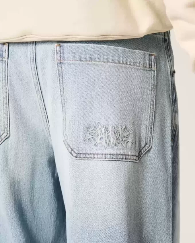 Bestickte Baggy-Skaterjeans in heller Waschung Bestickte Baggy-Skaterjeans in heller Waschung