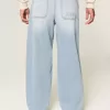 Bestickte Baggy-Skaterjeans in heller Waschung Bestickte Baggy-Skaterjeans in heller Waschung