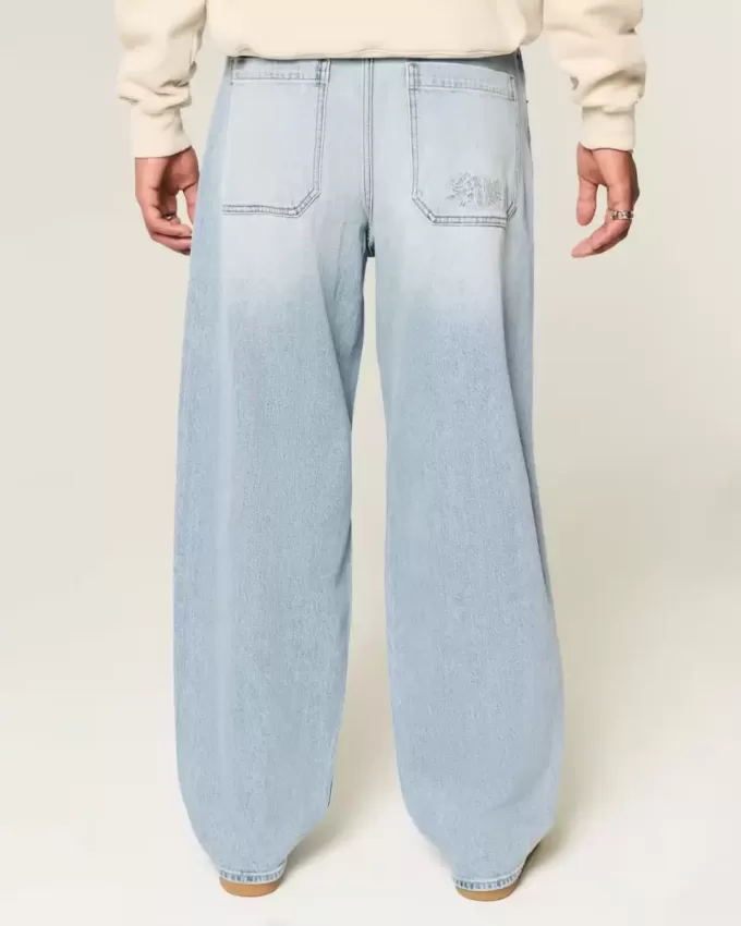 Bestickte Baggy-Skaterjeans in heller Waschung Bestickte Baggy-Skaterjeans in heller Waschung