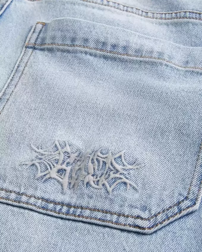 Bestickte Baggy-Skaterjeans in heller Waschung Bestickte Baggy-Skaterjeans in heller Waschung