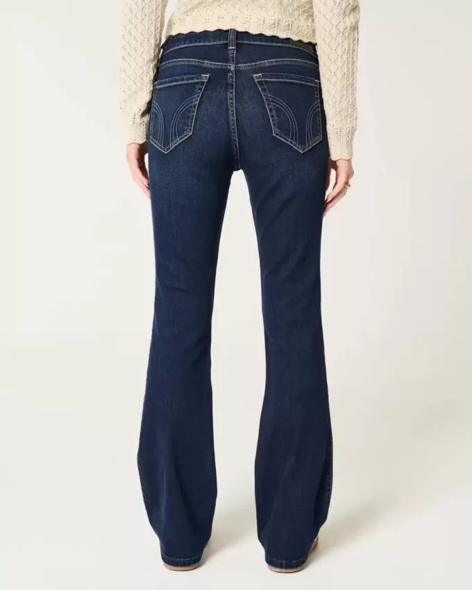 Bootcut-Jeans mit mittlerer Leibhöhe und dunkler Waschung Bootcut-Jeans mit mittlerer Leibhöhe und dunkler Waschung