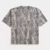 Boxy Crop Heavyweight T-Shirt mit Rundhalsausschnitt und Camouflage-Muster Boxy Crop Heavyweight T-Shirt mit Rundhalsausschnitt und Camouflage-Muster