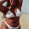 Cheeky-Bikinihose mit hohem Beinausschnitt und gemischtem Häkelmuster Cheeky-Bikinihose mit hohem Beinausschnitt und gemischtem Häkelmuster
