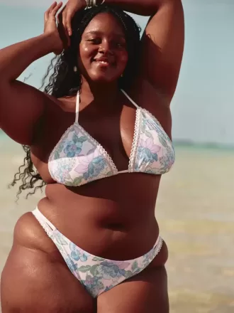 Cheeky-Bikinihose mit hohem Beinausschnitt und gemischtem Häkelmuster