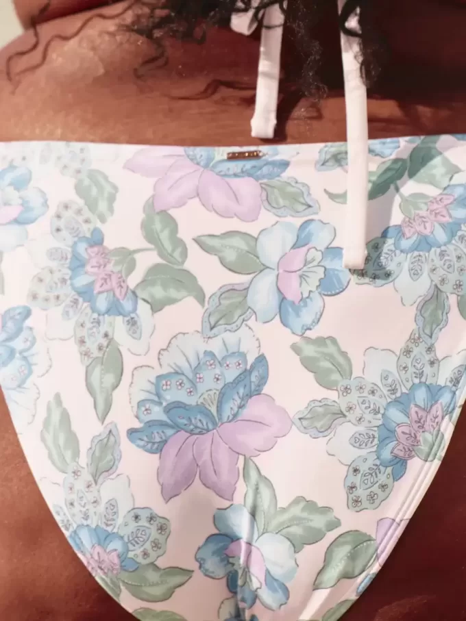 Cheeky-Bikinihose mit hohem Beinausschnitt und gemischtem Häkelmuster Cheeky-Bikinihose mit hohem Beinausschnitt und gemischtem Häkelmuster