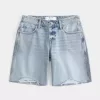 Curvy Low-Rise Baggy Jort im Distressed-Look, hell gewaschen Curvy Low-Rise Baggy Jort im Distressed-Look, hell gewaschen