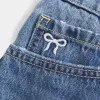 Curvy Low-Rise Mini-Jeansrock mit bestickter Schleife Curvy Low-Rise Mini-Jeansrock mit bestickter Schleife