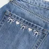 Curvy Low-Rise Mini-Jeansrock mit bestickter Schleife Curvy Low-Rise Mini-Jeansrock mit bestickter Schleife