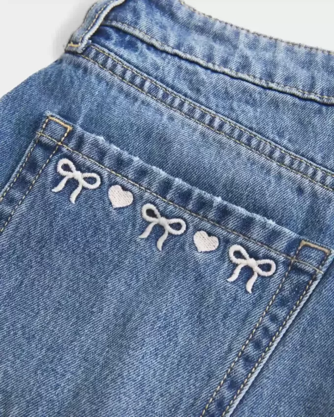 Curvy Low-Rise Mini-Jeansrock mit bestickter Schleife Curvy Low-Rise Mini-Jeansrock mit bestickter Schleife