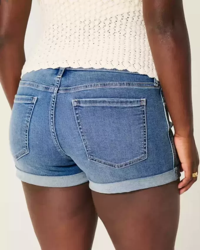 Curvy Low-Rise-Shortie-Shorts aus Denim in mittlerer Waschung