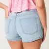 Curvy Low-Rise-Shortie-Shorts aus Denim mit heller Waschung und Blumenstickerei Curvy Low-Rise-Shortie-Shorts aus Denim mit heller Waschung und Blumenstickerei