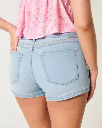 Curvy Low-Rise-Shortie-Shorts aus Denim mit heller Waschung und Blumenstickerei
