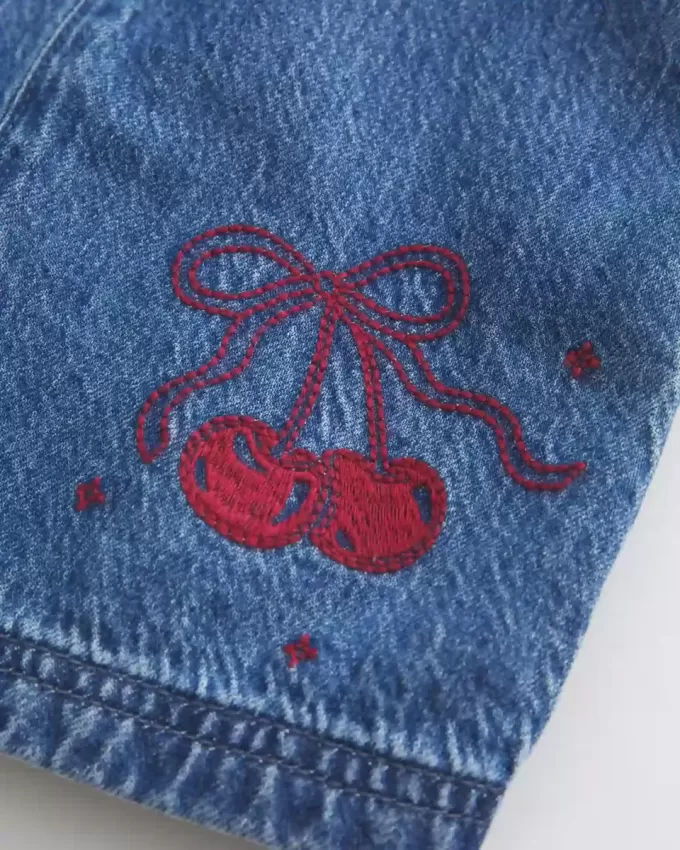 Denim-Minikleid mit Kirschgrafik
