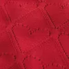 Einfacher schulterfreier Pullover mit Herzmuster Einfacher schulterfreier Pullover mit Herzmuster
