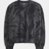 Einfaches Sweatshirt mit Rundhalsausschnitt und Batikmuster Einfaches Sweatshirt mit Rundhalsausschnitt und Batikmuster