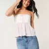 Einfaches trägerloses Top im Häkelstil aus Stoffmix Einfaches trägerloses Top im Häkelstil aus Stoffmix