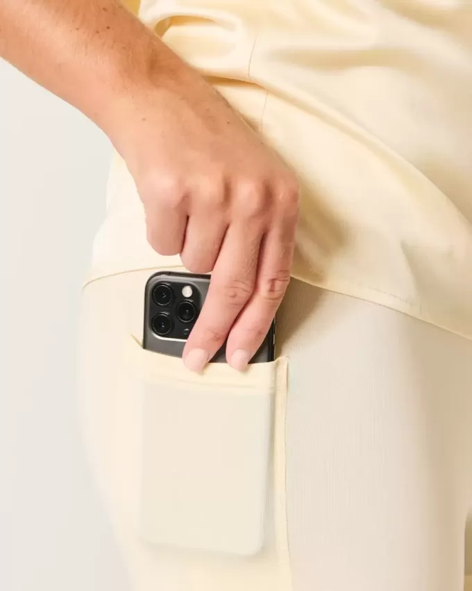 Figurbetontes Satinkleid mit Schleife hinten Figurbetontes Satinkleid mit Schleife hinten