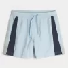 Fußballshorts bis zur Mitte des Oberschenkels Fußballshorts bis zur Mitte des Oberschenkels
