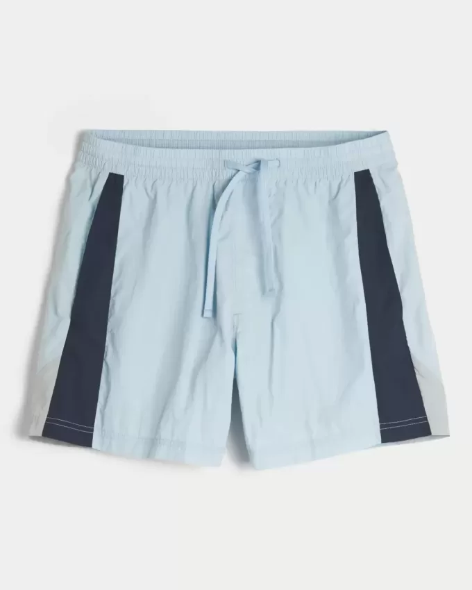 Fußballshorts bis zur Mitte des Oberschenkels Fußballshorts bis zur Mitte des Oberschenkels