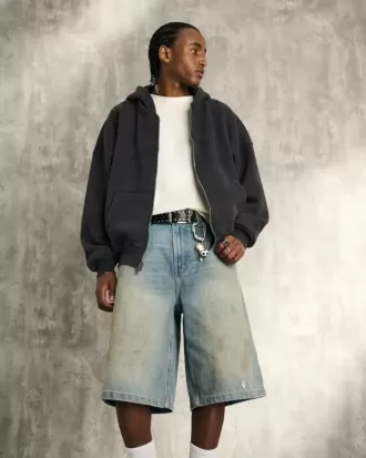 Gefettete, mittelverwaschene, superweite Jeansshorts