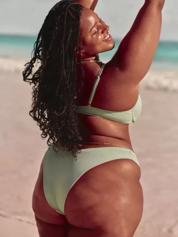 Gerippte Cheekiest-Bikinihose mit hohem Beinausschnitt Gerippte Cheekiest-Bikinihose mit hohem Beinausschnitt