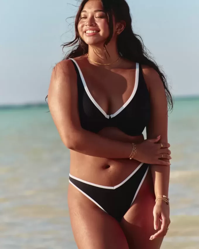 Gerippte Cheekiest-Bikinihose mit hohem Beinausschnitt und V-Taille Gerippte Cheekiest-Bikinihose mit hohem Beinausschnitt und V-Taille