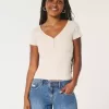 Geripptes Henley-Shirt mit kurzen Ärmeln und Symbol