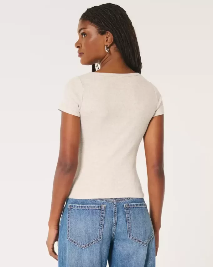 Geripptes Henley-Shirt mit kurzen Ärmeln und Symbol