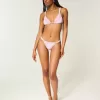 Gerüschtes High-Leg-Bikinihöschen mit Cheekiest-Ausschnitt Gerüschtes High-Leg-Bikinihöschen mit Cheekiest-Ausschnitt