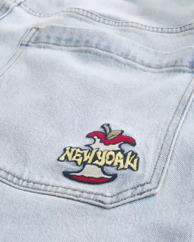 Hell verwaschene Super Baggy-Jeans mit New York-Grafik Hell verwaschene Super Baggy-Jeans mit New York-Grafik