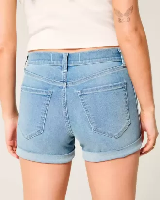 High-Rise Ripped Denim Shortie Shorts in mittlerer heller Waschung