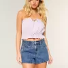 Hoch geschnittene Jeansshorts in A-Linie mit mittlerer Waschung und Blumenstickerei Hoch geschnittene Jeansshorts in A-Linie mit mittlerer Waschung und Blumenstickerei