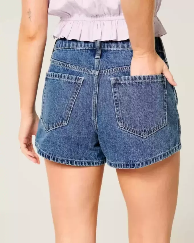 Hoch geschnittene Jeansshorts in A-Linie mit mittlerer Waschung und Blumenstickerei Hoch geschnittene Jeansshorts in A-Linie mit mittlerer Waschung und Blumenstickerei