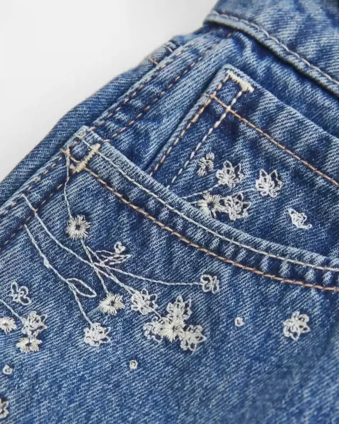 Hoch geschnittene Jeansshorts in A-Linie mit mittlerer Waschung und Blumenstickerei Hoch geschnittene Jeansshorts in A-Linie mit mittlerer Waschung und Blumenstickerei
