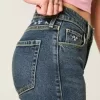 Hoch geschnittene Schlagjeans mit dunkler Waschung und Blumenstickerei Hoch geschnittene Schlagjeans mit dunkler Waschung und Blumenstickerei