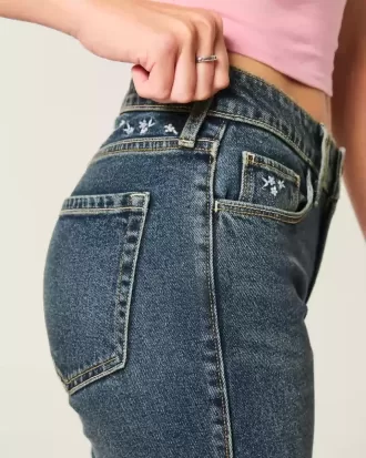 Hoch geschnittene Schlagjeans mit dunkler Waschung und Blumenstickerei