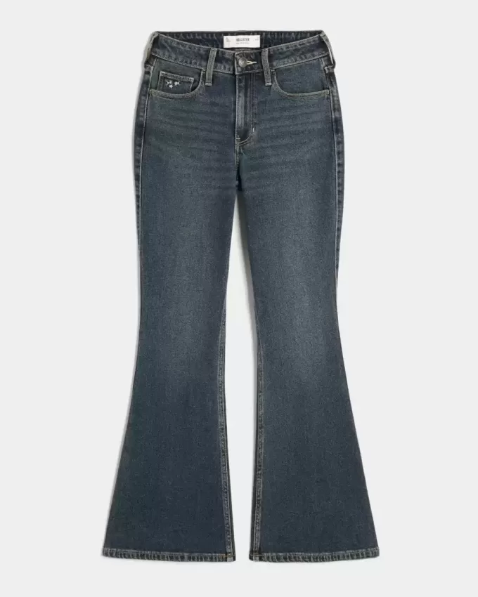 Hoch geschnittene Schlagjeans mit dunkler Waschung und Blumenstickerei Hoch geschnittene Schlagjeans mit dunkler Waschung und Blumenstickerei