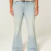 Hoch geschnittene Schlagjeans mit heller Waschung und Sterntaschen Hoch geschnittene Schlagjeans mit heller Waschung und Sterntaschen