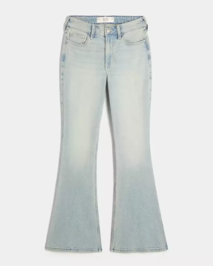 Hoch geschnittene Schlagjeans mit heller Waschung und Sterntaschen Hoch geschnittene Schlagjeans mit heller Waschung und Sterntaschen