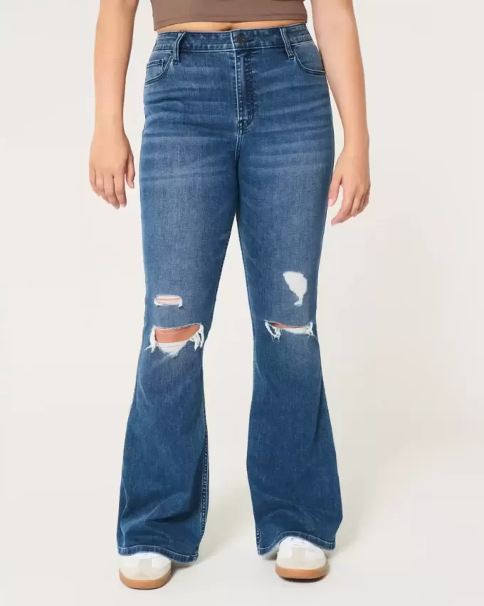 Hoch geschnittene, zerrissene Schlagjeans in mittlerer Waschung Hoch geschnittene, zerrissene Schlagjeans in mittlerer Waschung
